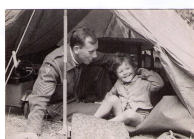 En manoeuvres, sous la tente avec le petit Erik, fils d'un colonel anglais.