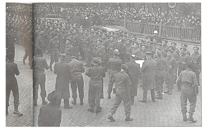 8 Septembre 1944, Grand Place de Bruxelles. Le Maréchal Montgomery passe les troupes en revue. A l'extrême droite, Jacques De Peuter (3ème rang)