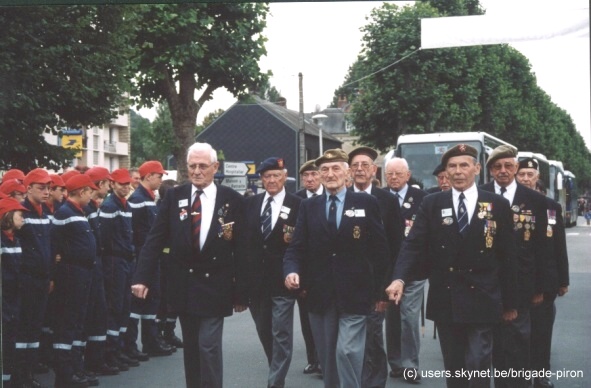2004 - Commémorations à Honfleur. Lucien Devis est à droite, au premier rang.