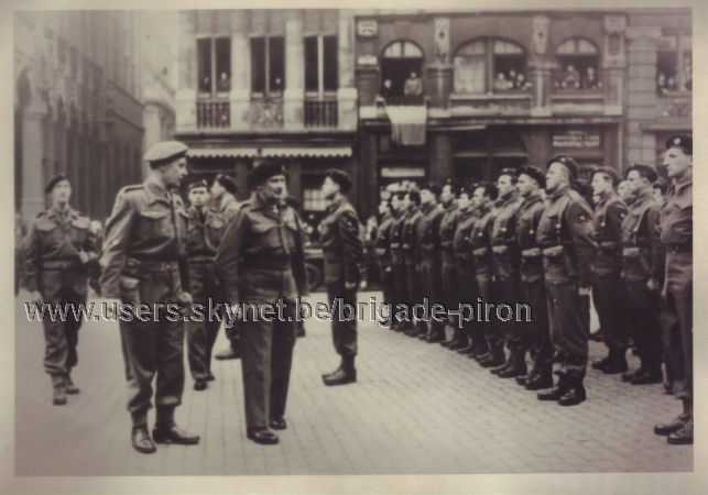 8 septembre 1944. Bruxelles. Le Maréchal Montgomery passe la brigade en revue avec le Colonel Piron. Le 1er Sgt Hendrick est à l'extrême droite de la photo.